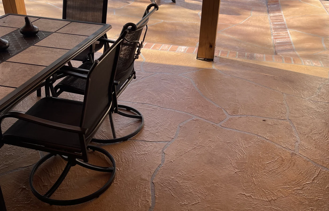 Finished flagstone-style decorative concrete overlay project by DCOSL.