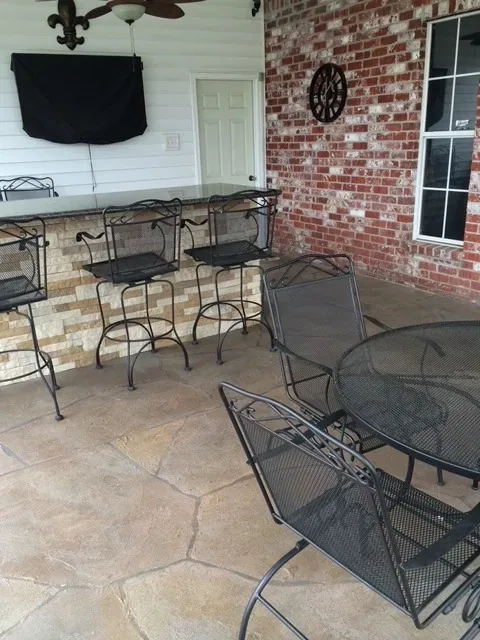 Flagstone overlay at an outdoor kitchen by Decorative Concrete of South Louisiana.